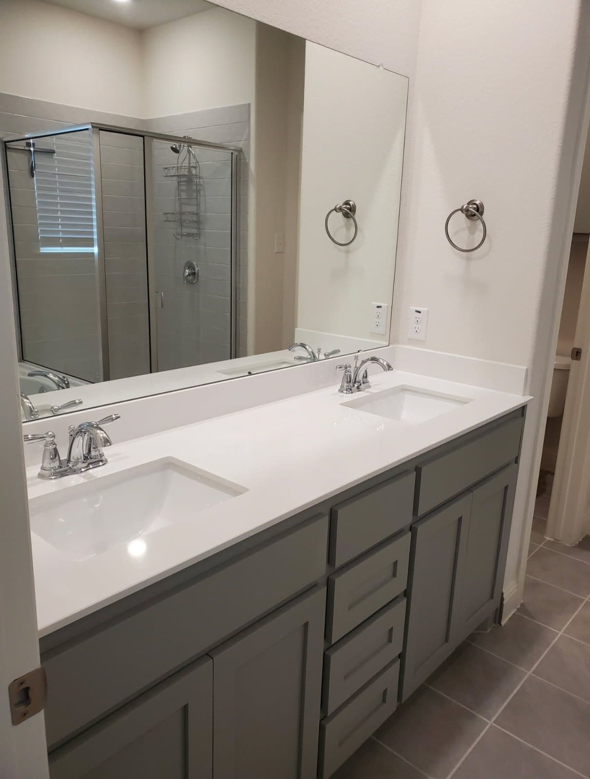 Gallery photos for Immaculate Move-Out Cleaning for Oak Point Home: Image #3